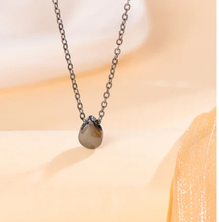 Simple Geometric Black Pendant Necklace for Elegance