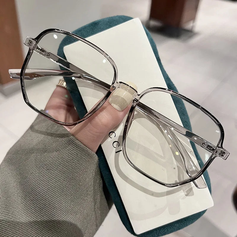Vintage Square Myopia Glasses for Men and Women featuring ultralight resin lenses. Clear nearsighted eyewear available in prescriptions from -1.0 to -4.0
