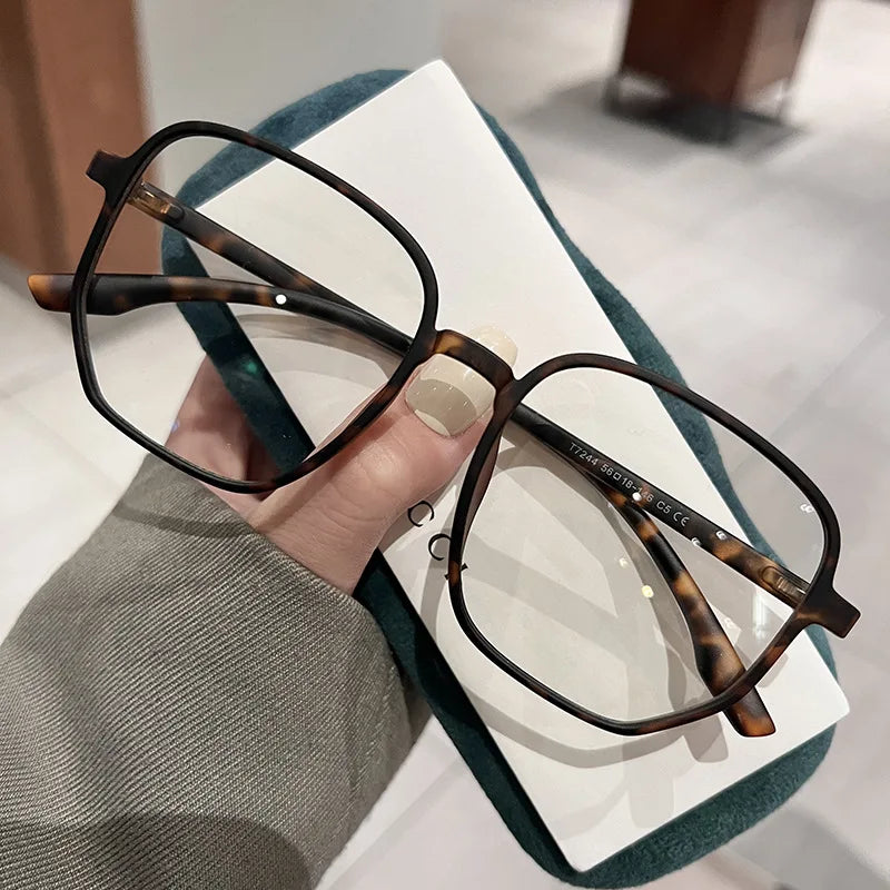 Vintage Square Myopia Glasses for Men and Women featuring ultralight resin lenses. Clear nearsighted eyewear available in prescriptions from -1.0 to -4.0