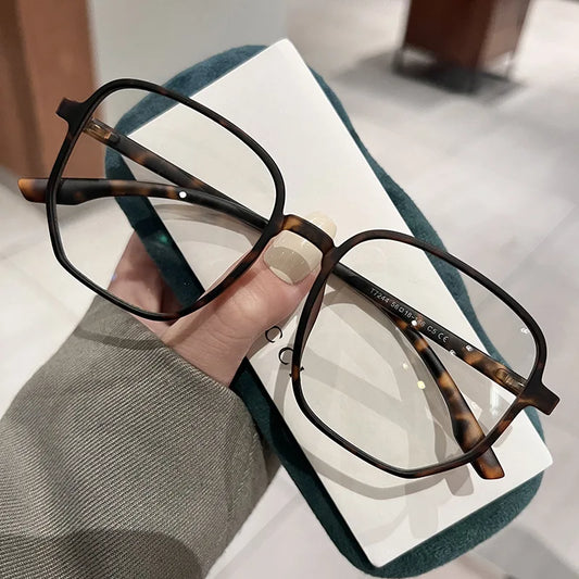 Vintage Square Myopia Glasses for Men and Women featuring ultralight resin lenses. Clear nearsighted eyewear available in prescriptions from -1.0 to -4.0