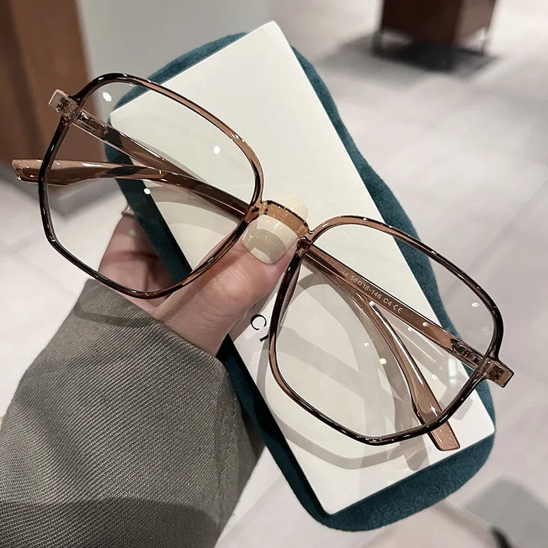 Vintage Square Myopia Glasses for Men and Women featuring ultralight resin lenses. Clear nearsighted eyewear available in prescriptions from -1.0 to -4.0
