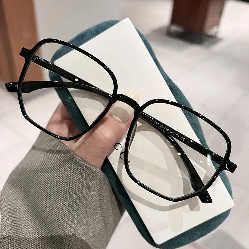 Vintage Square Myopia Glasses for Men and Women featuring ultralight resin lenses. Clear nearsighted eyewear available in prescriptions from -1.0 to -4.0