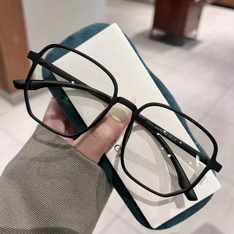 Vintage Square Myopia Glasses for Men and Women featuring ultralight resin lenses. Clear nearsighted eyewear available in prescriptions from -1.0 to -4.0