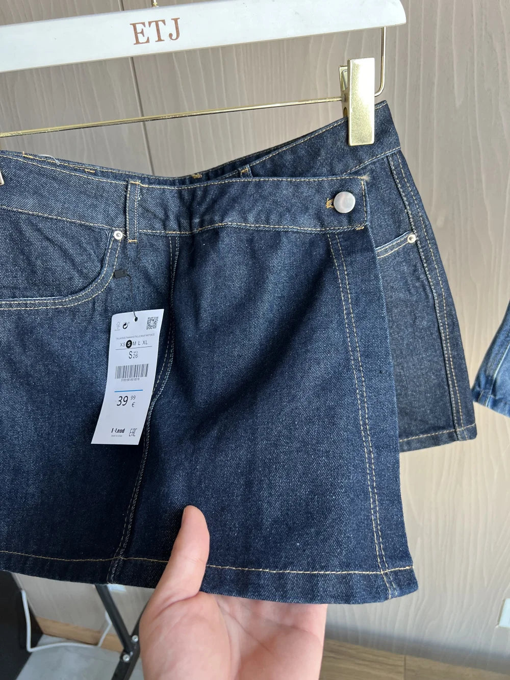 Denim suit 2025 New Hottie Style women sexy V-neck loose version short denim top asymmetrical culottes